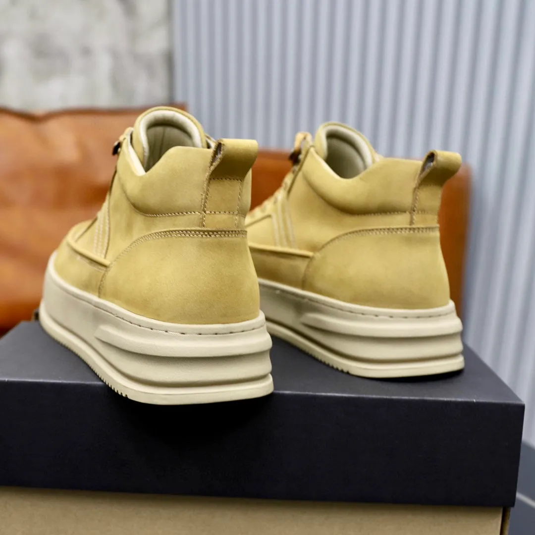 Ex-factory price: 640💰Thick wool imported from Australia Brand: UGG genuine purchasing agent Size: 38-44 Grade: Official website 1:1 Material: First layer of genuine leather waterproof and antifreeze upper Real wool lining Original non-slip soft wear-resistant outsole Style category: Men's casual shoes Trendy style Comfortable on the feet Color: Official website color synchronization